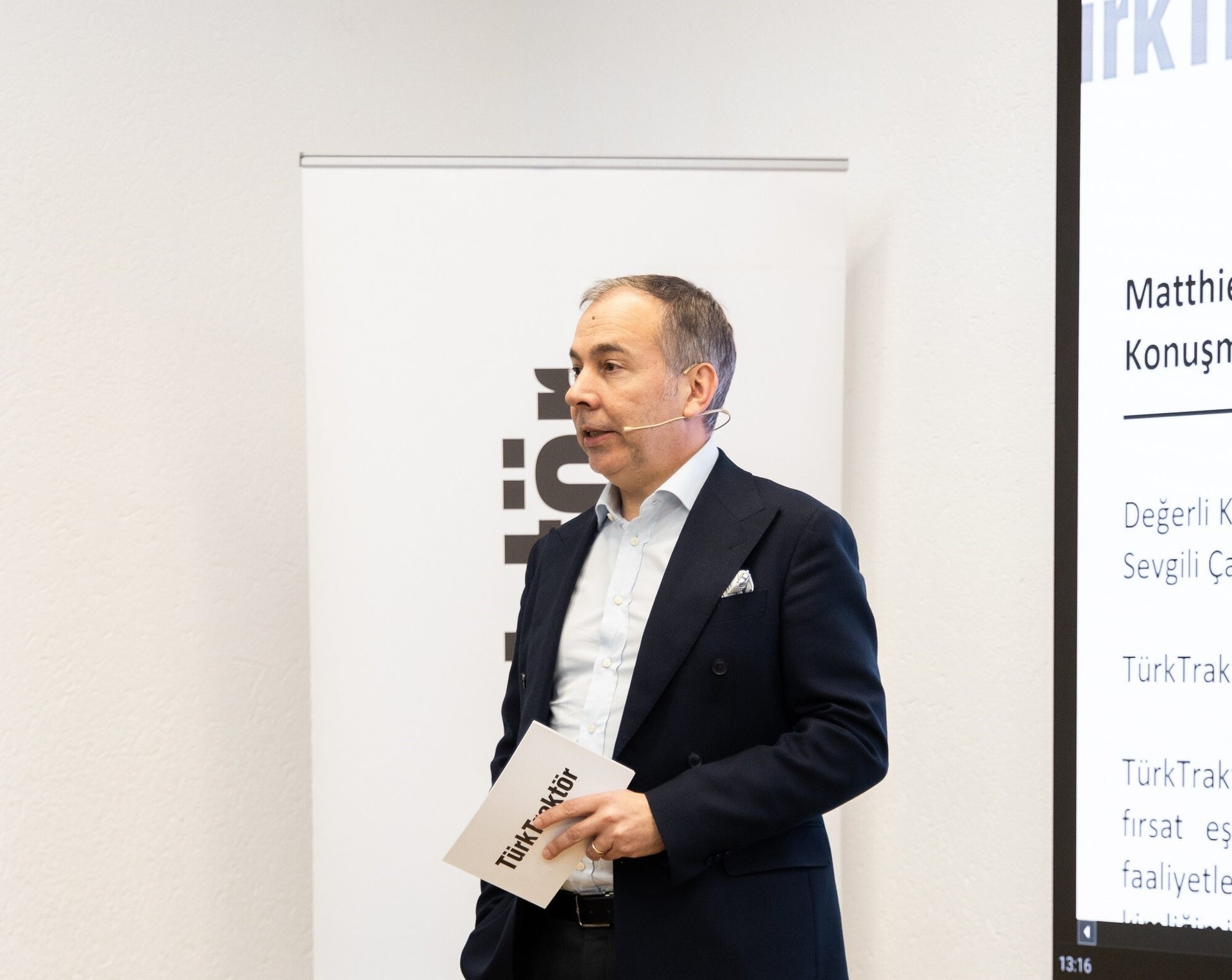 Formal wear, White-collar worker, Dress shirt, Standing, Suit, Coat, Blazer, Job