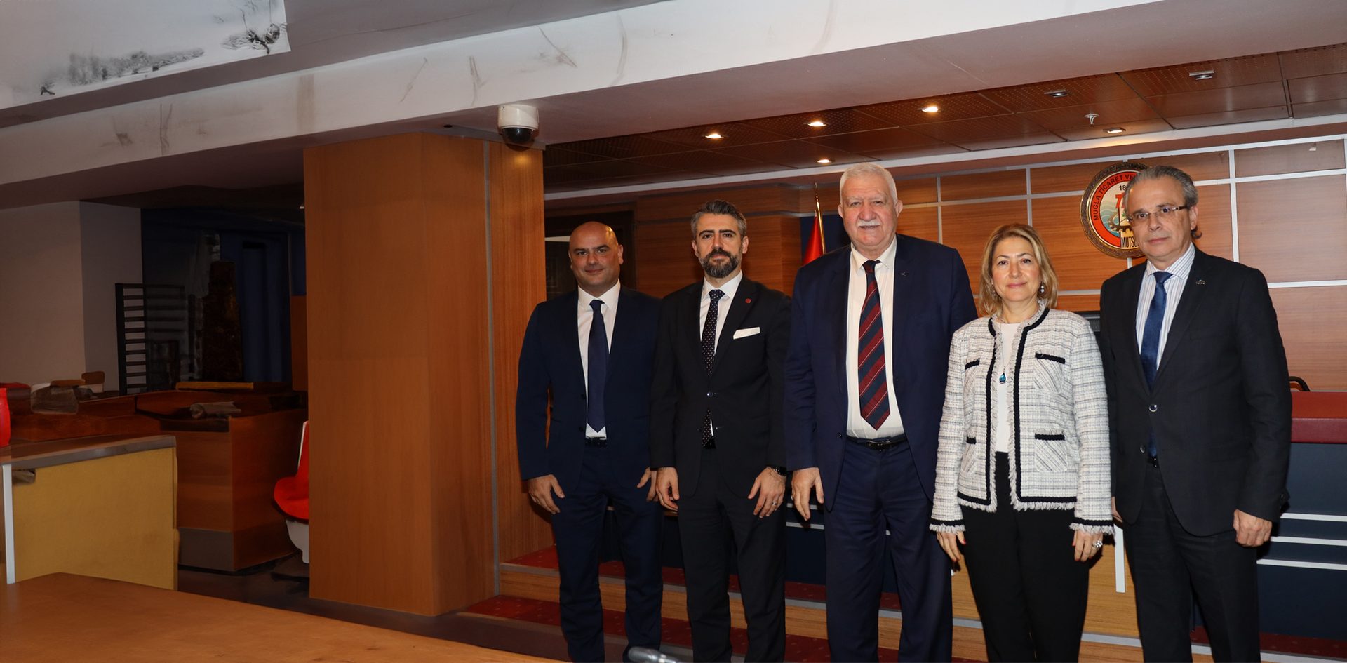 Suit trousers, Interior design, White-collar worker, Formal wear, Dress shirt, Standing, Necktie, Coat, Blazer