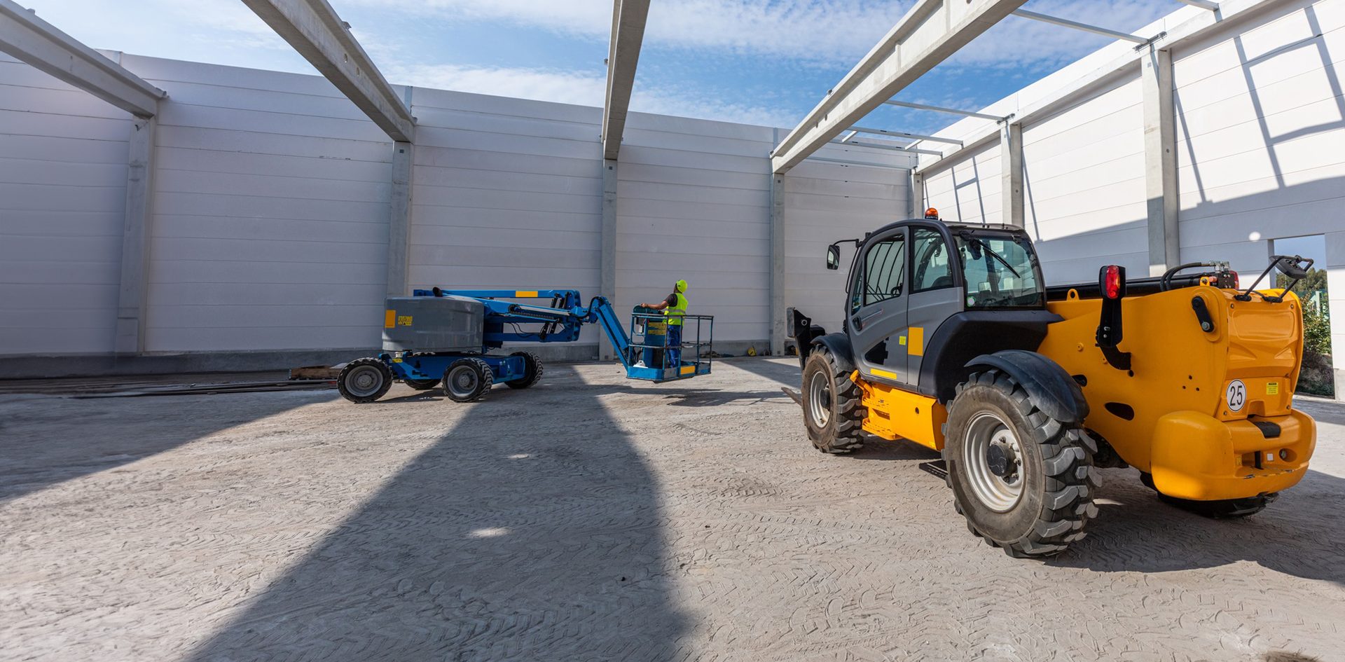 Automotive parking light, Motor vehicle, Road surface, Tire, Wheel, Hood, Tread, Asphalt