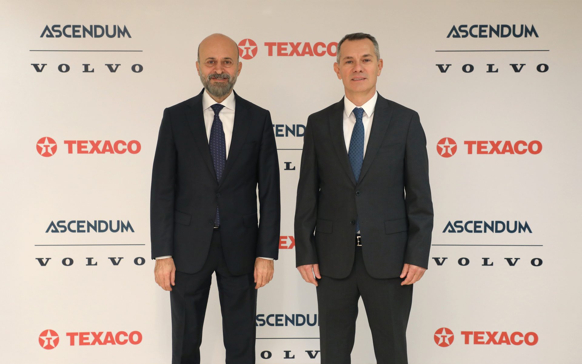 Formal wear, White-collar worker, Dress shirt, Suit trousers, Collar, Blazer, Coat, Necktie