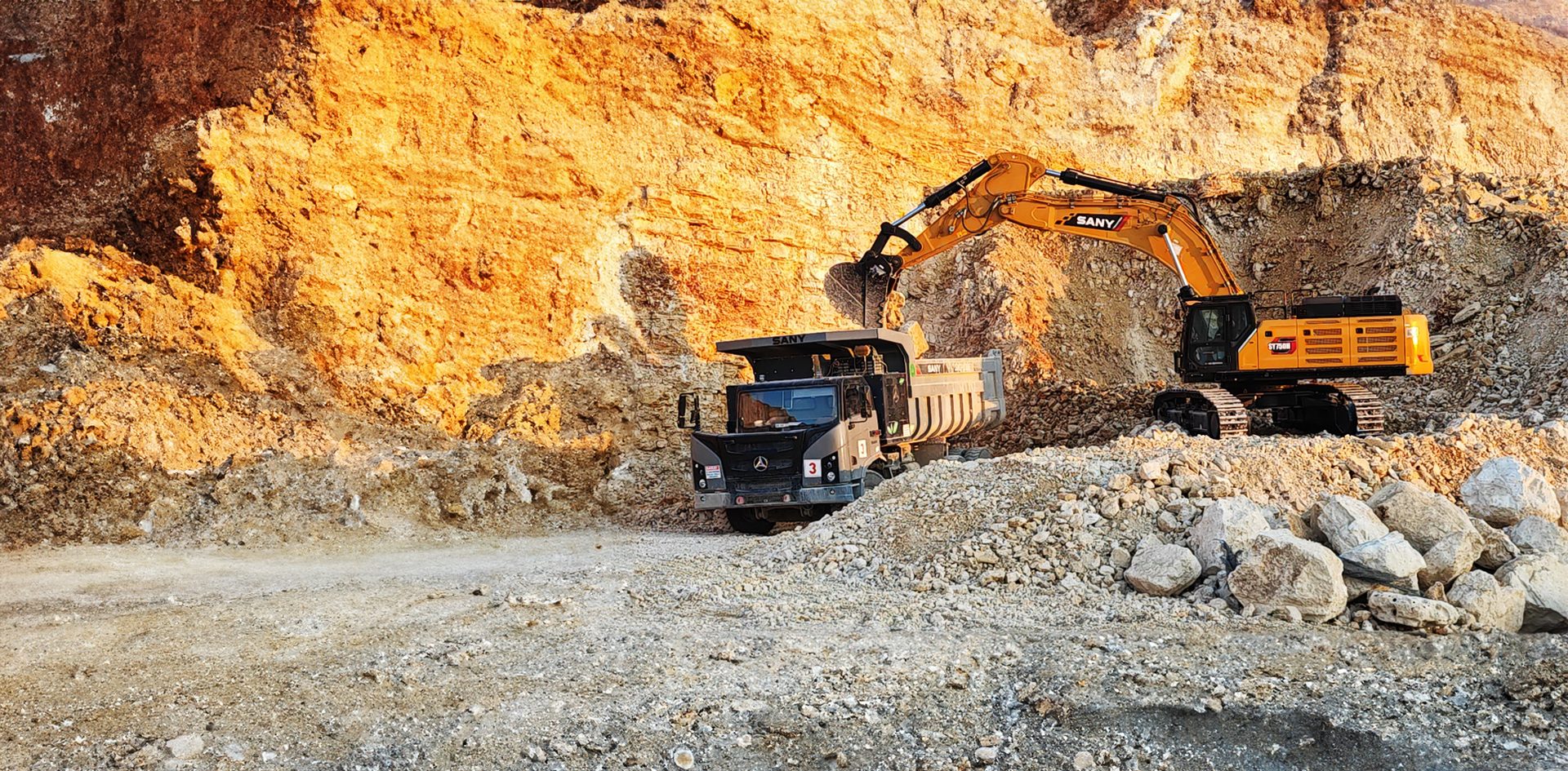 Land vehicle, Heavy equipment, geological phenomenon, Rock, Soil, Terrain, Geology, Machine, Rubble