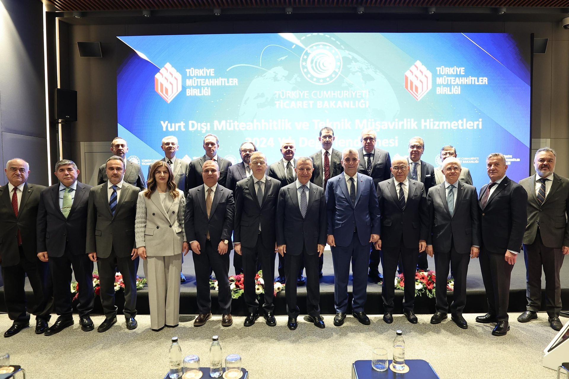 Social group, Formal wear, White-collar worker, Suit trousers, Outerwear, Standing, Coat, Blazer