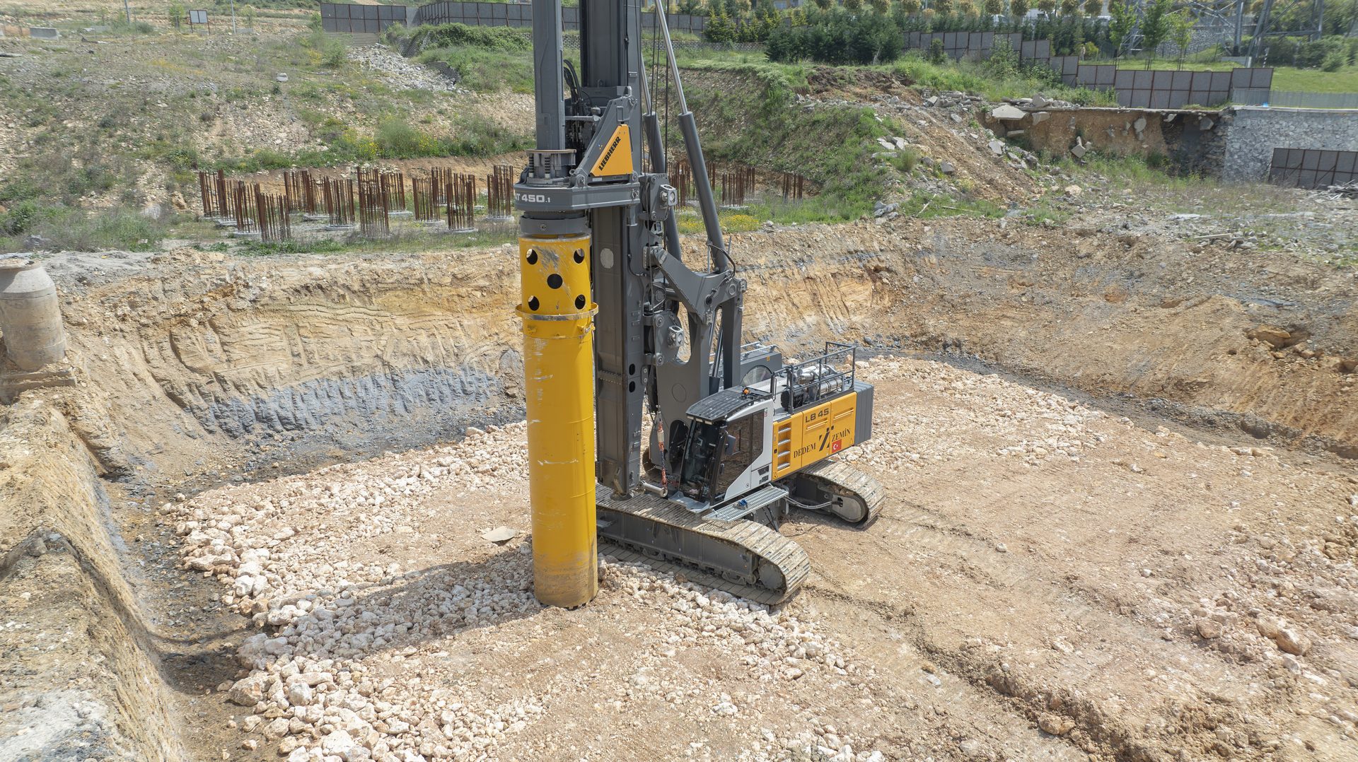 Road surface, Composite material, Plant, Asphalt, Slope, Vehicle
