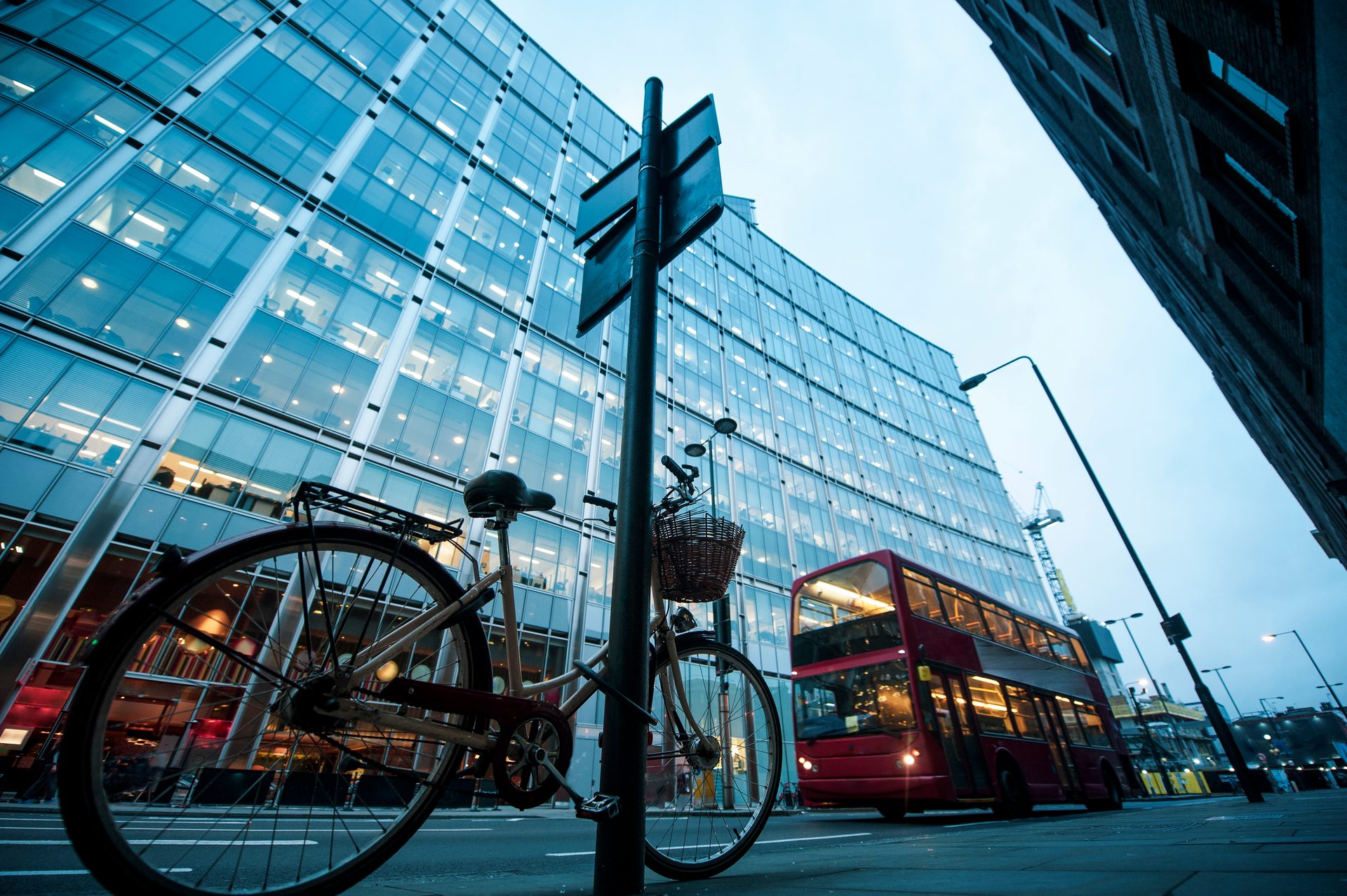 Bicycle wheel, Automotive lighting, Tire, Building, Vehicle, Bus, Sky