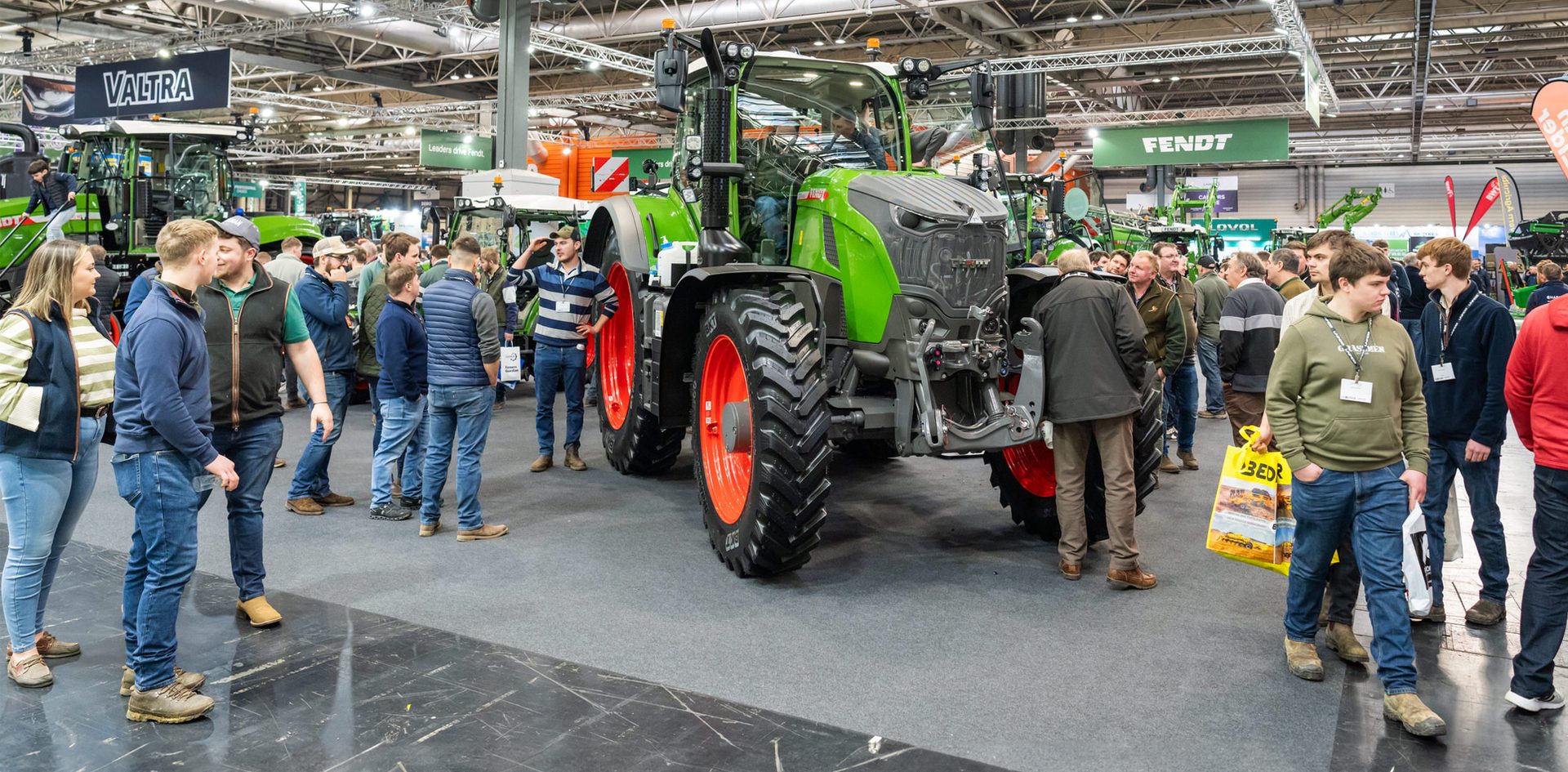 Automotive Wheel System, Motor vehicle, Agricultural machinery, Tire, Jeans, Tractor, Exhibition, Machine, Crowd