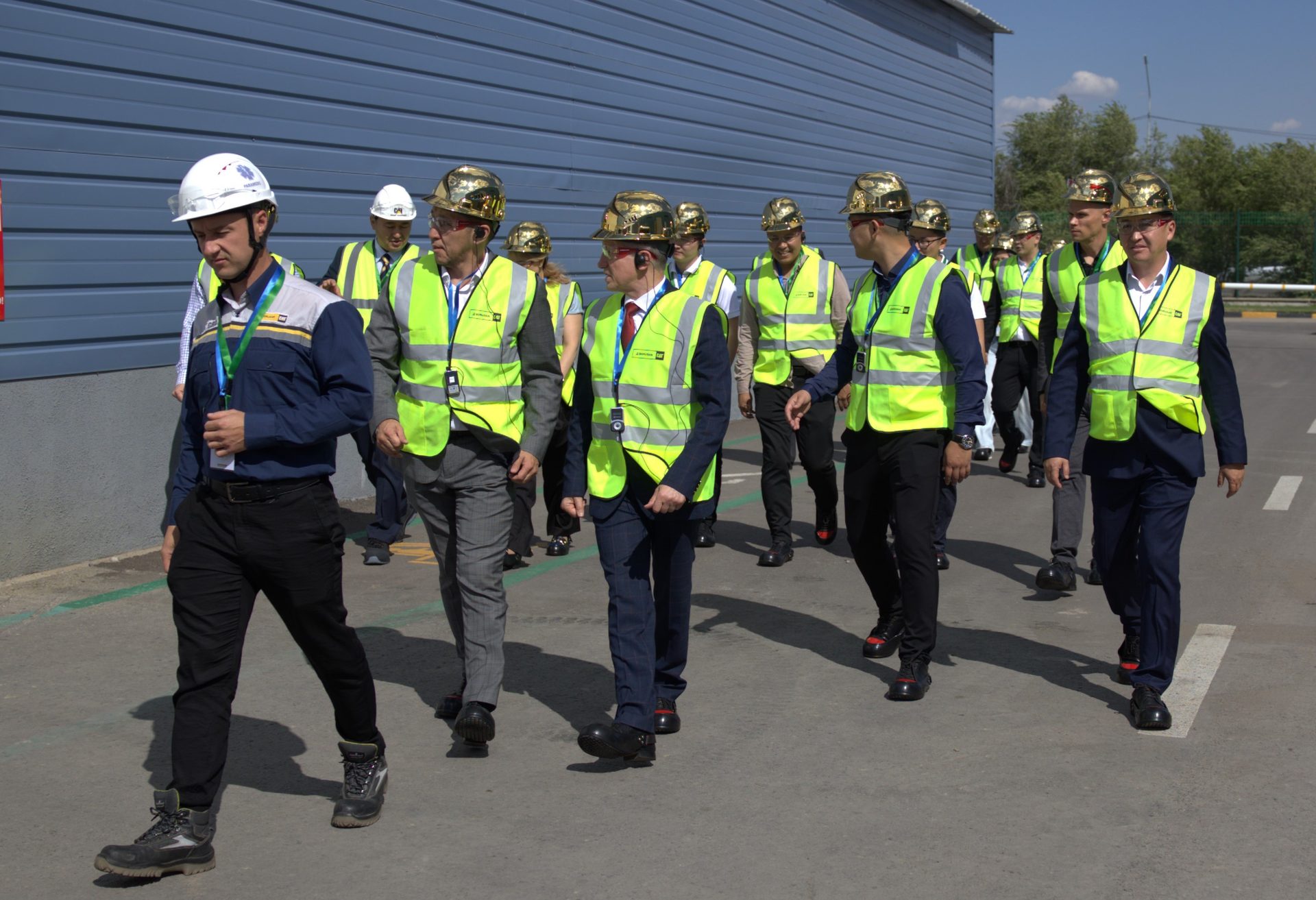 High-visibility clothing, Hard hat, Footwear, Trousers, Workwear, Helmet, Asphalt, Headgear