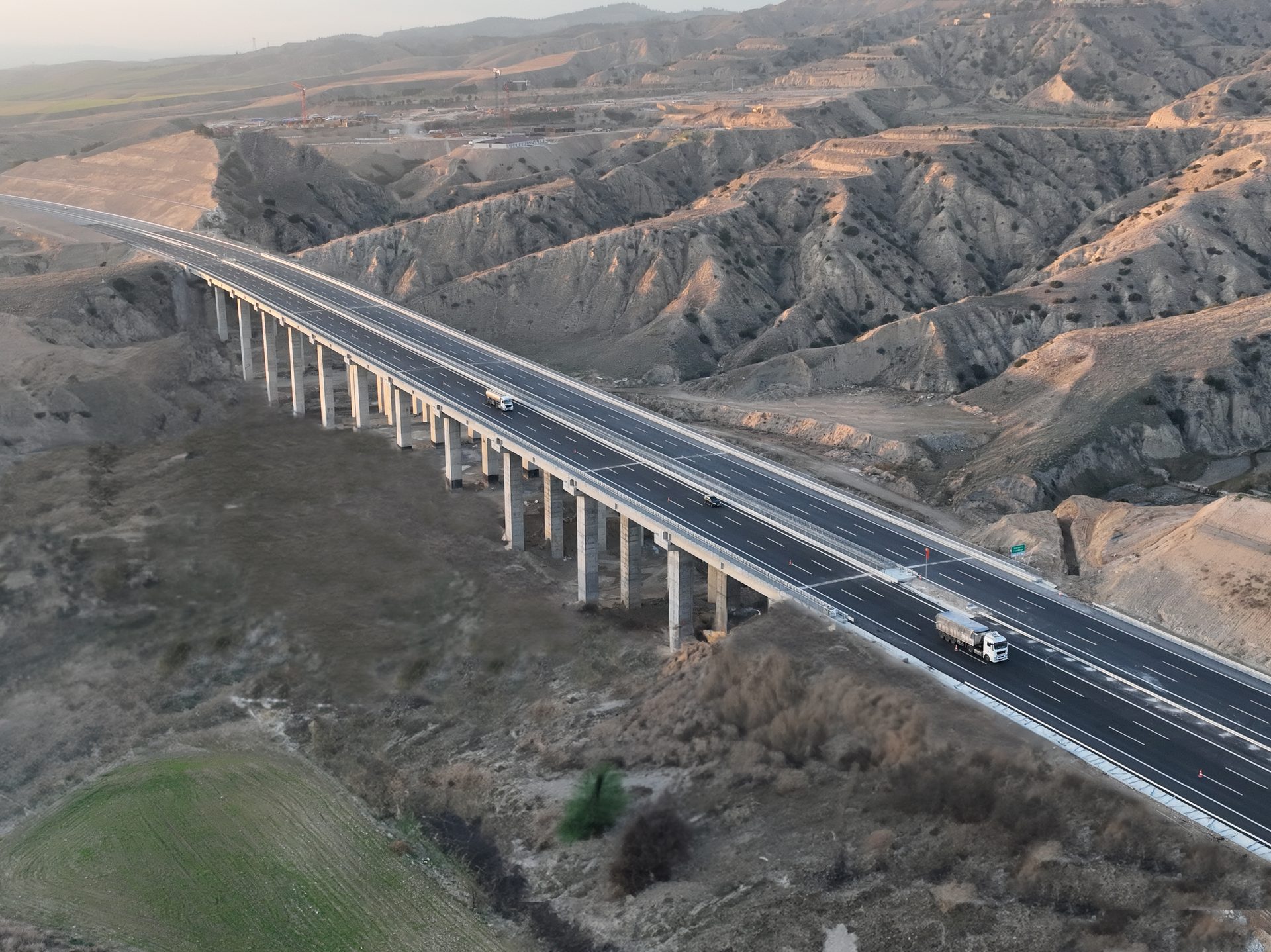 Road surface, Infrastructure, Sky, Slope, Mountain, Thoroughfare, Plant