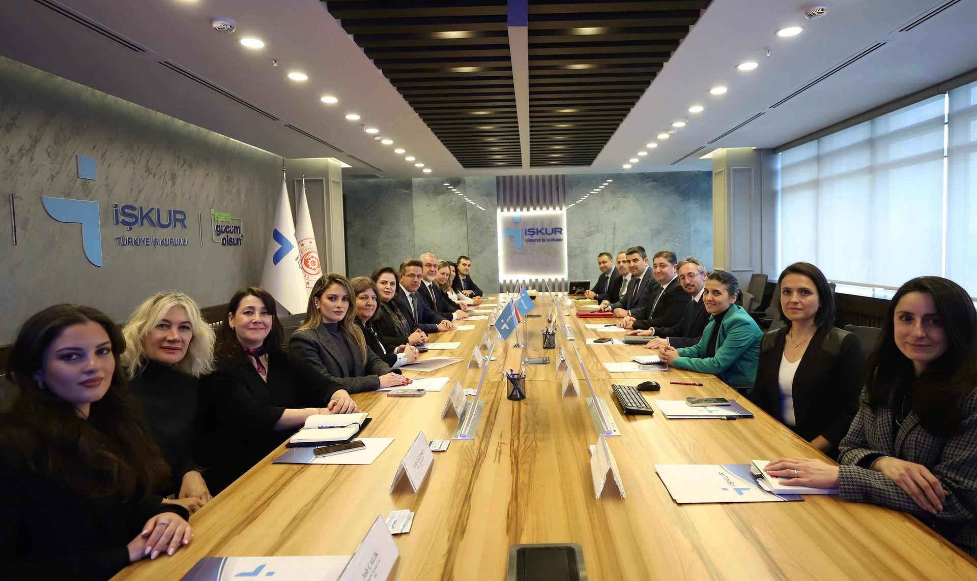 White-collar worker, Event, Suit, Technology, Coat, Collaboration, Management, Meeting