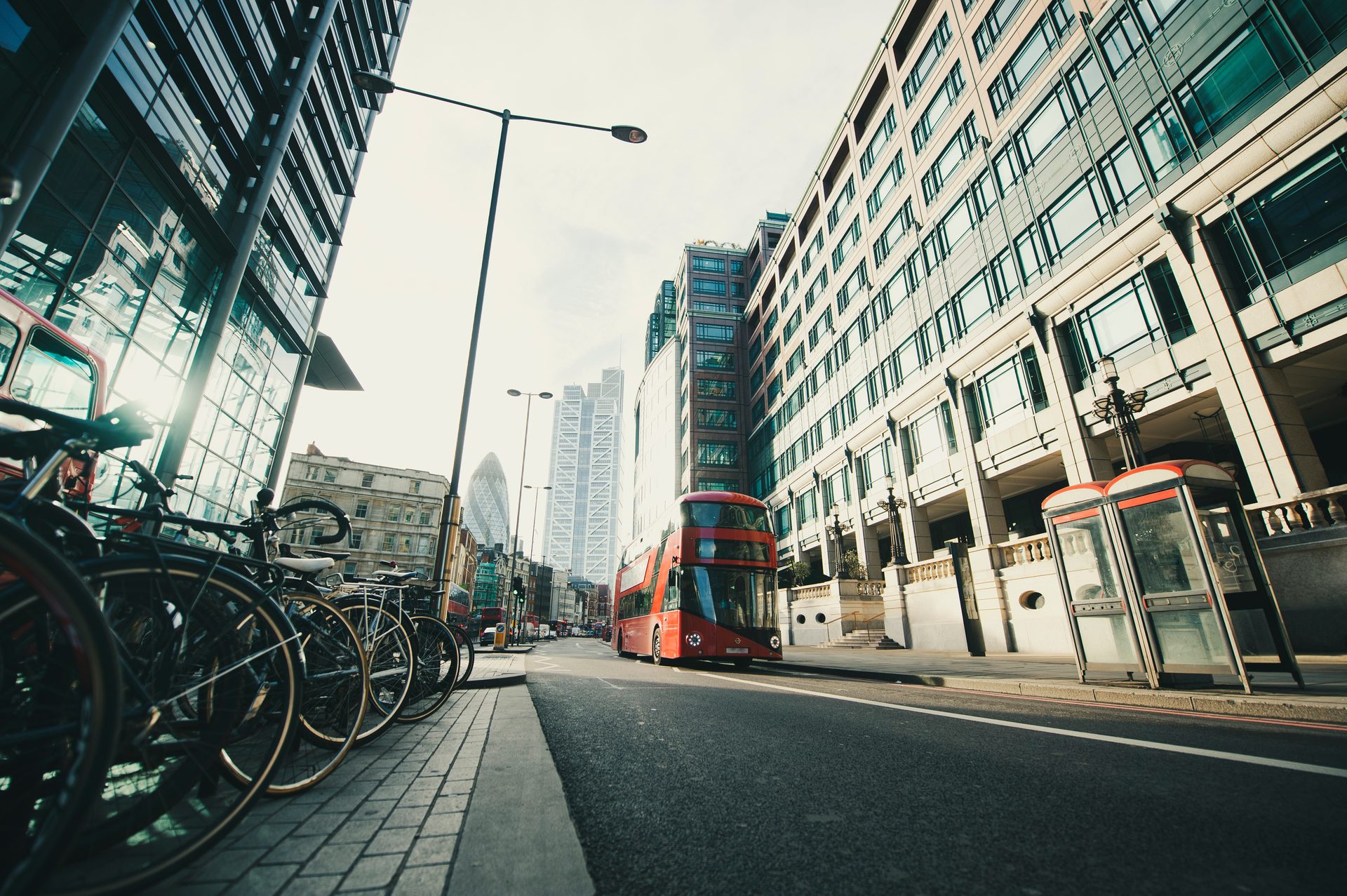 Bicycle wheel, Automotive lighting, Road surface, Building, Tire, Bus, Vehicle, Sky