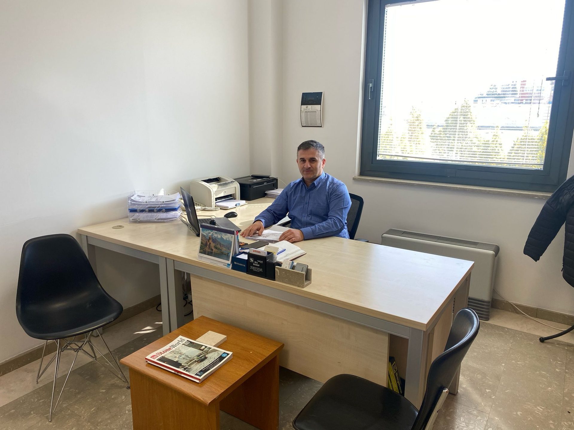 Office chair, Interior design, White-collar worker, Furniture, Table, Desk, Room