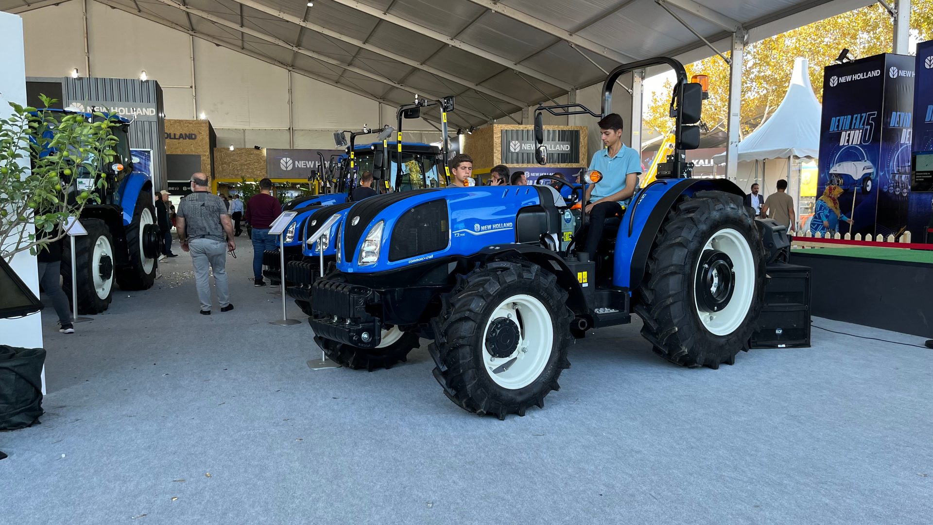 Automotive tire, Motor vehicle, Agricultural machinery, Wheel, Tractor, Tread