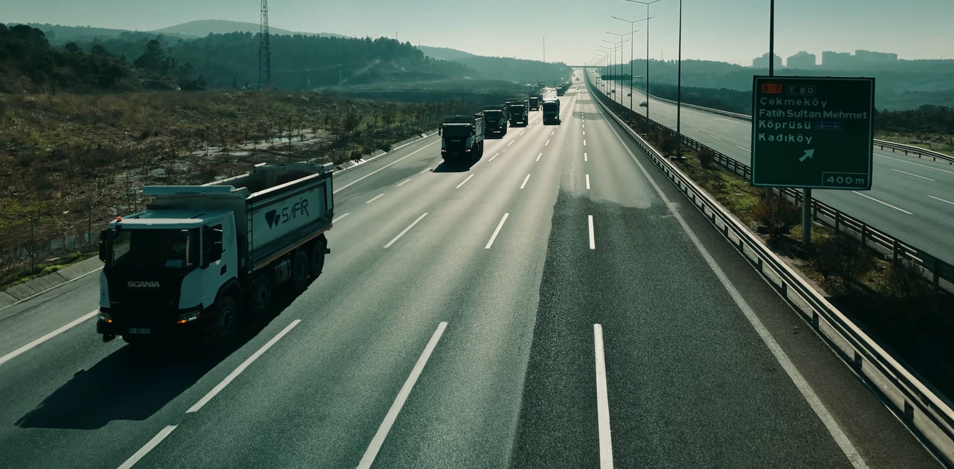 Mode of transport, Land vehicle, Road surface, Automotive Exterior, Highway, Truck