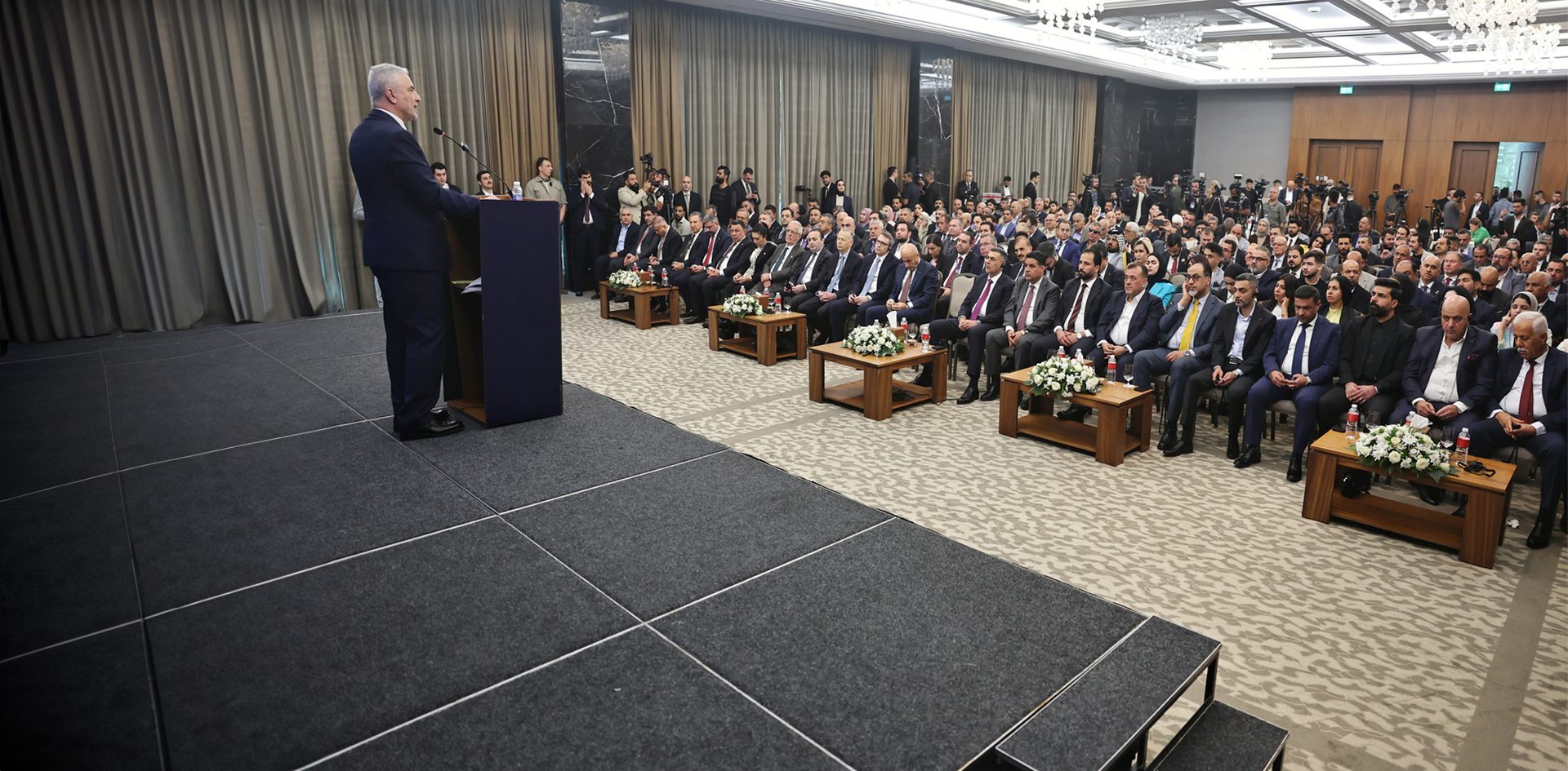 White-collar worker, Formal wear, Furniture, Suit, Outerwear, Coat, Chair, Meeting