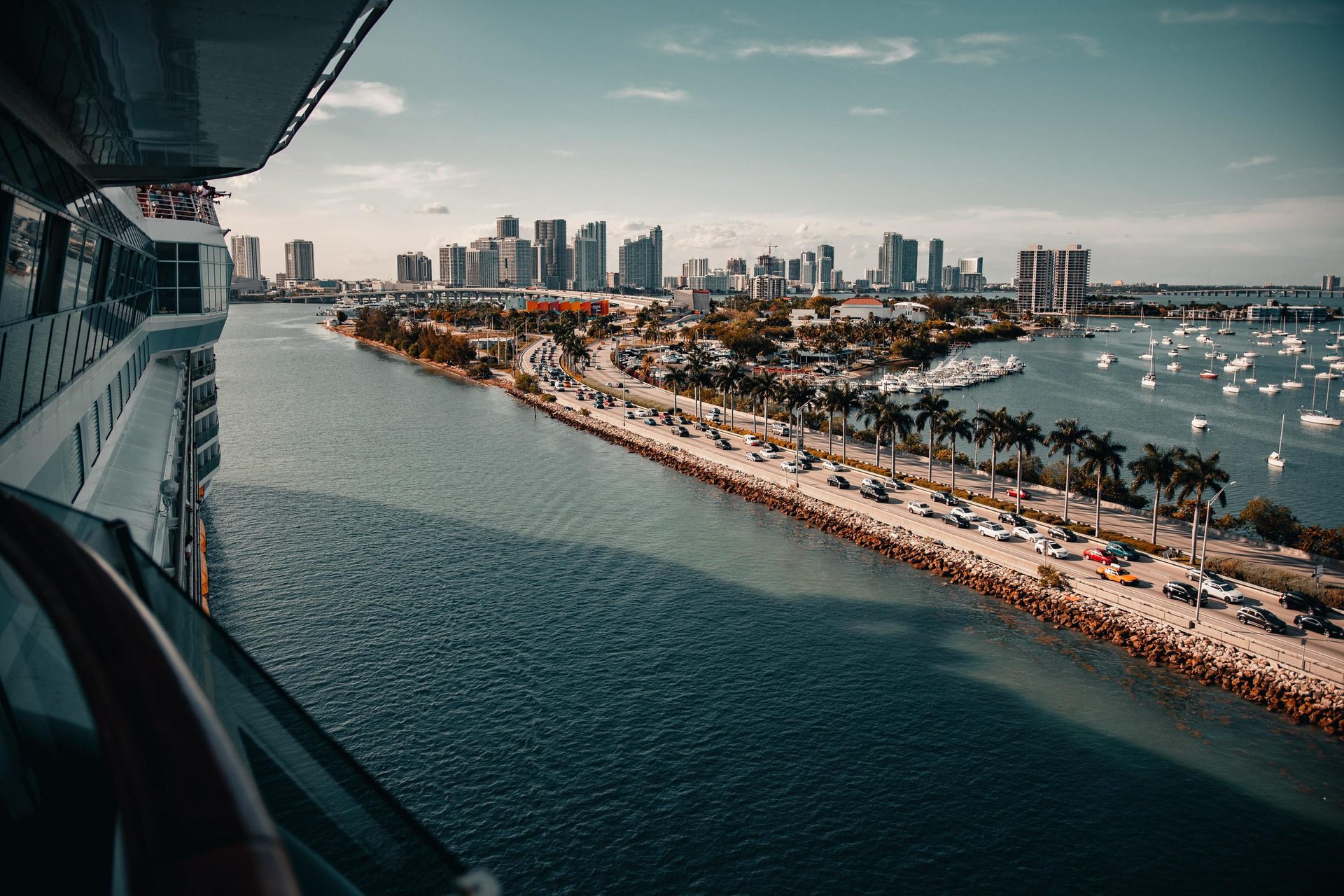 Body of water, Sky, Cloud, Skyscraper, Building, Daytime, Azure, Infrastructure