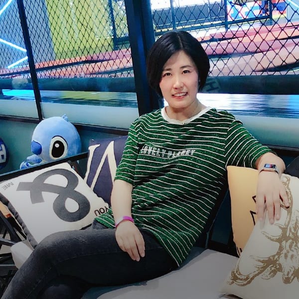 Black hair, Blue, Comfort, Sleeve, Couch, Thigh, Leisure
