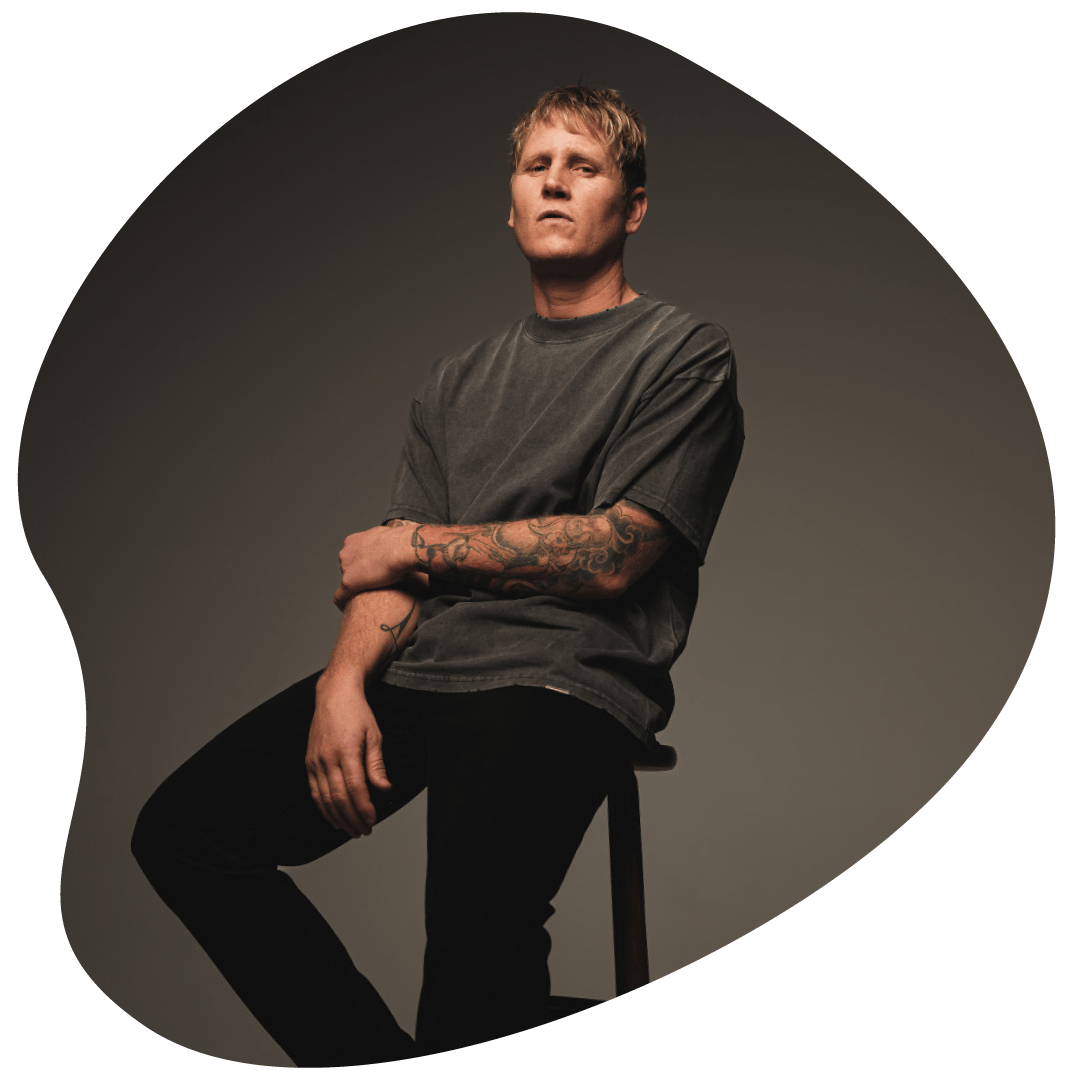 Human body, Flash photography, Clothing, Shirt, Leg, Neck, Comfort, Sleeve, Wood, T-shirt