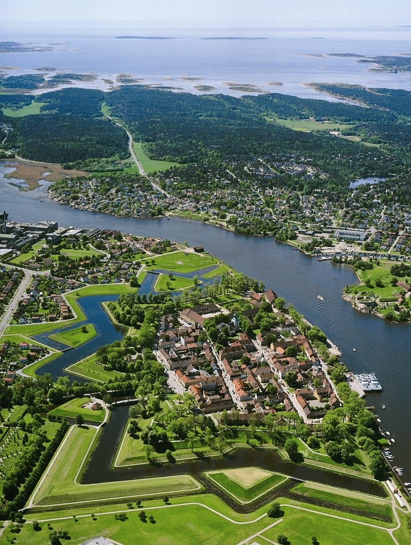 Fluvial landforms of streams, Natural landscape, Urban design, Land lot, Residential area, Water, Sky, Green, Vegetation, Bank