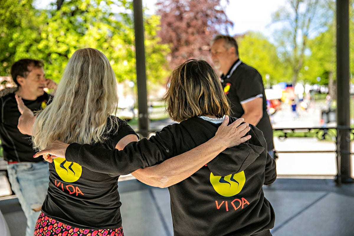 Shirt, Gesture, T-shirt, Yellow, Interaction, Leisure, Fun