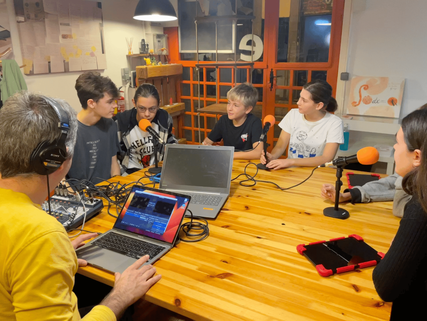 Personal computer, Laptop, Table, T-shirt