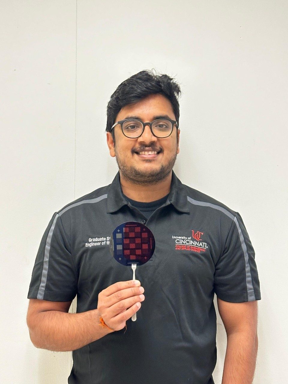 Polo shirt, Vision care, Audio equipment, Clothing, Forehead, Glasses, Arm, Smile, Sleeve, Gesture