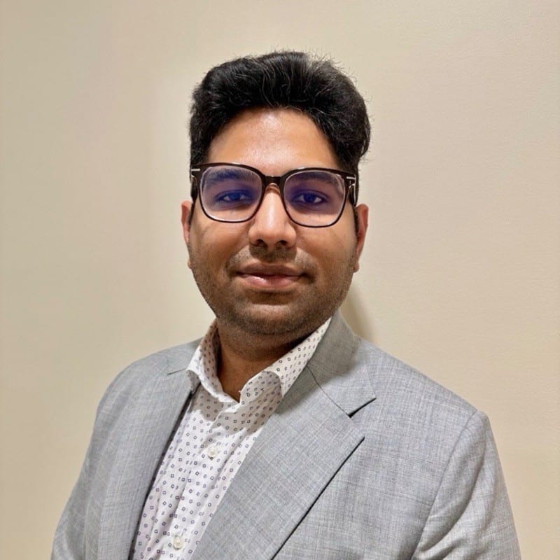 Vision Care, Black hair, Eyewear, Chin, Eyebrow, Forehead, Glasses, Collar, Jaw, Neck