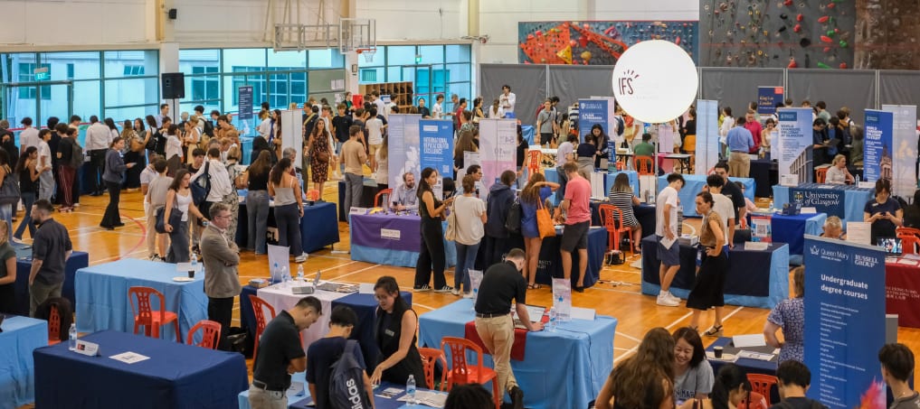 Crowd, Jeans, Event, Flooring, Furniture, Hall, Chair