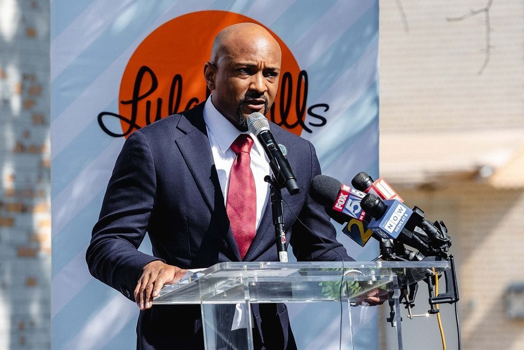 Public address system, Audio equipment, Electronic device, Formal wear, Facial hair, Forehead, Microphone, Spokesperson, Speech, Technology