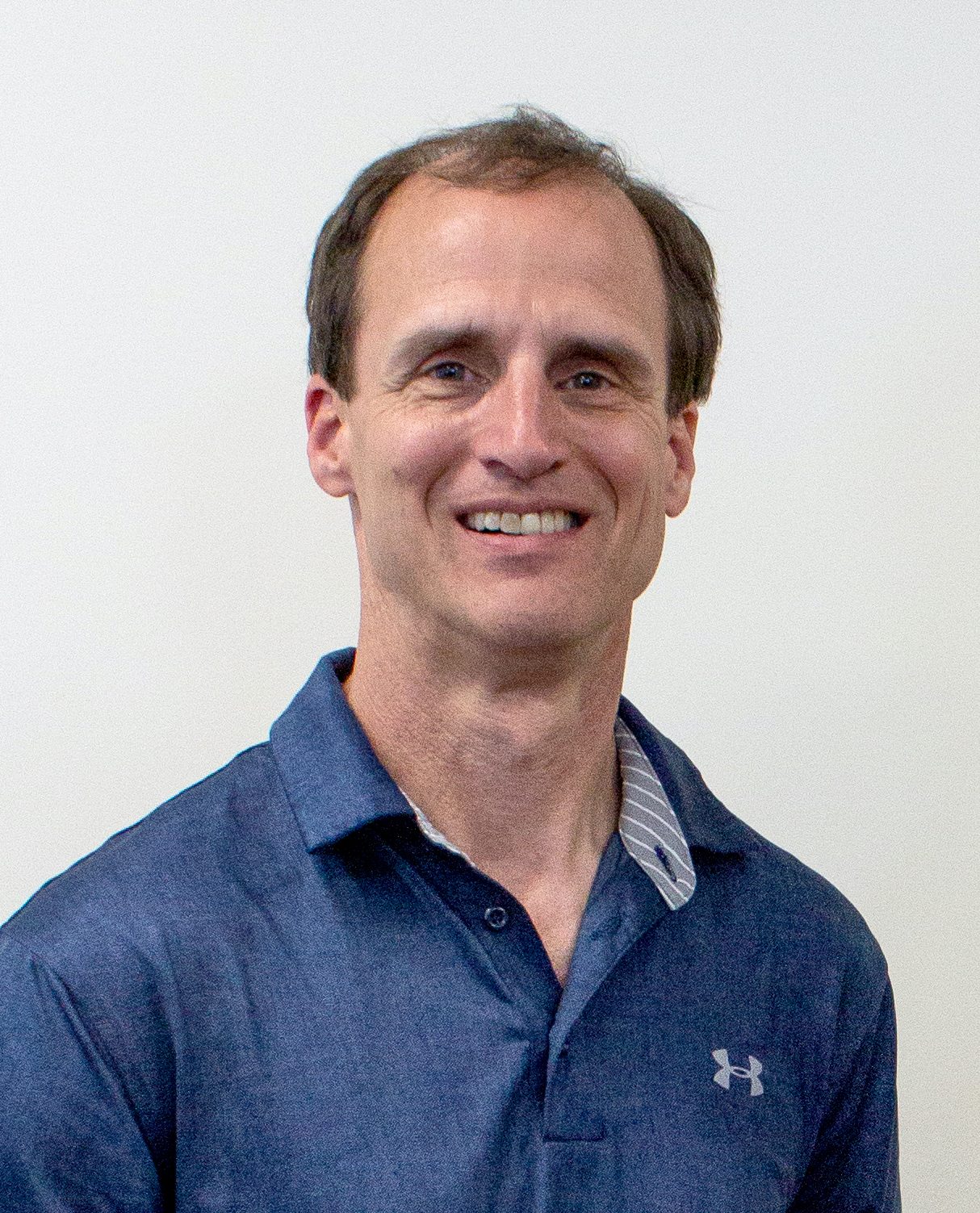 Dress shirt, Forehead, Smile, Jaw, Sleeve, Gesture, Collar