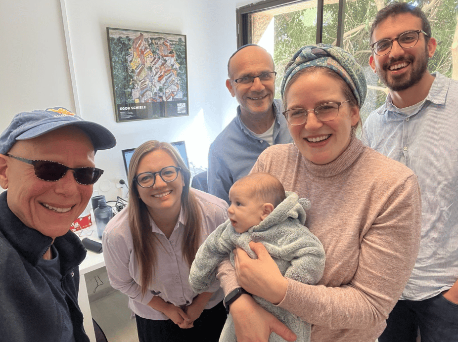 Vision Care, Eyewear, People, Clothing, Smile, Hair, Glasses, Head, Sleeve, Happiness