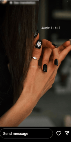 Body jewelry, Vision care, Lip, Gesture, Cosmetics, Finger, Eyelash, Nail