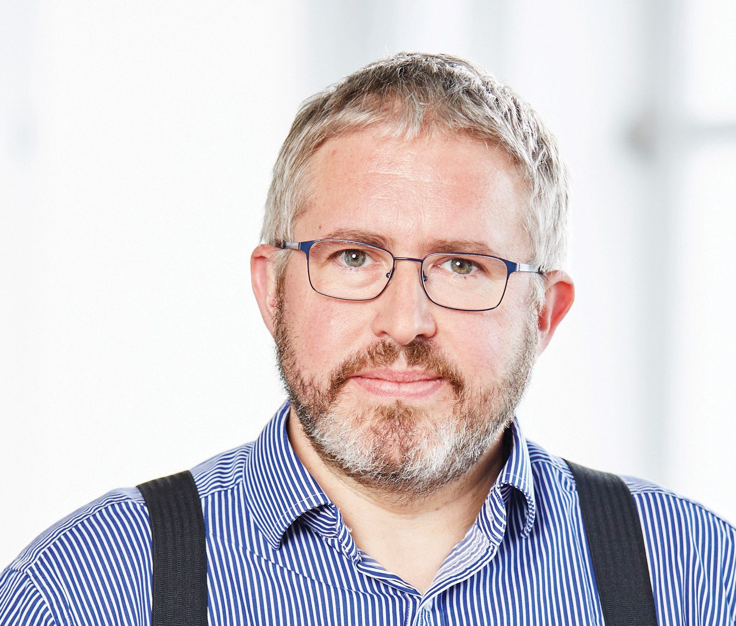 Vision care, Dress shirt, Forehead, Nose, Glasses, Chin, Eyebrow, Beard, Jaw, Ear