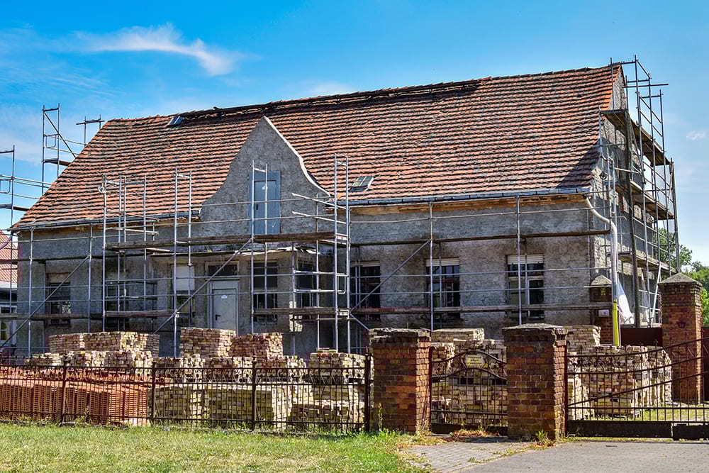Land lot, Sky, Window, Building, Wood, Cloud, Plant, House, Fence, Brickwork