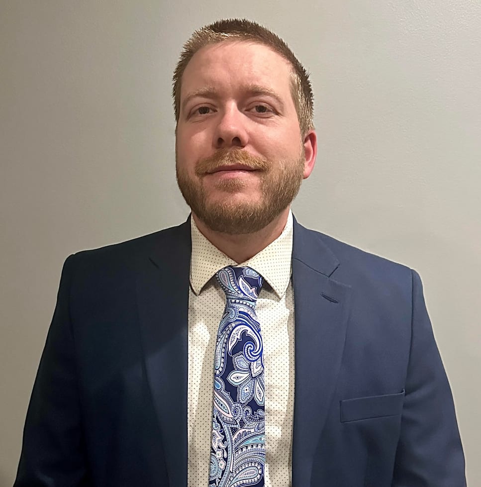Dress shirt, Hair, Forehead, Head, Smile, Tie, Beard, Jaw, Gesture, Collar