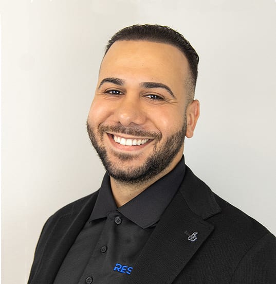 Dress shirt, Forehead, Smile, Cheek, Chin, Eyebrow, Muscle, Beard, Jaw, Neck