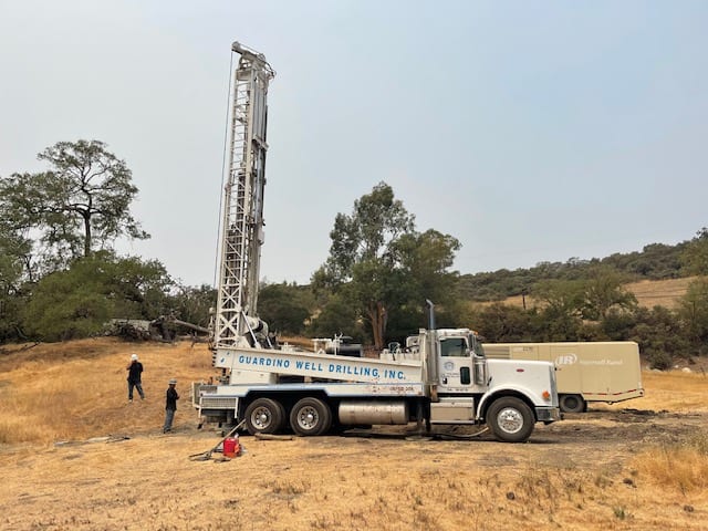 Automotive tire, Natural environment, Motor vehicle, Wheel, Plant, Sky, Truck, Tree