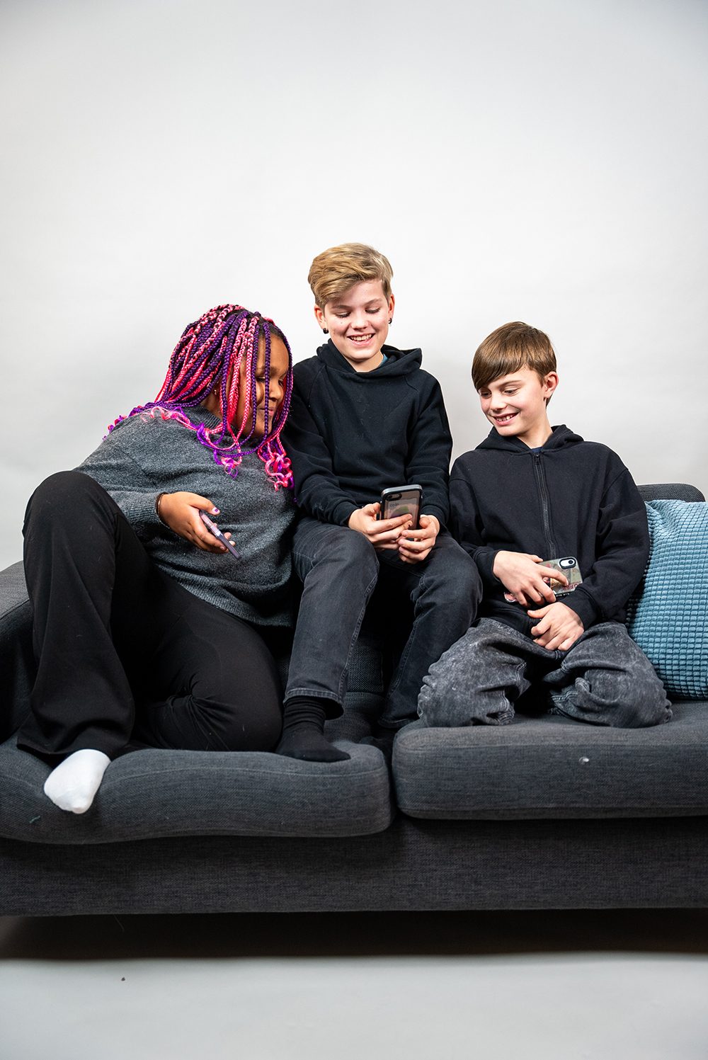 Flash photography, Automotive design, Hairstyle, Smile, Comfort, Couch, Purple, Interaction