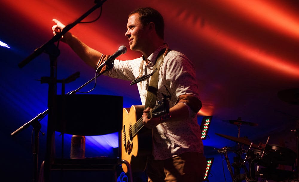 Public address system, Musical instrument accessory, Microphone, Musician, Plant, Guitar, Guitarist