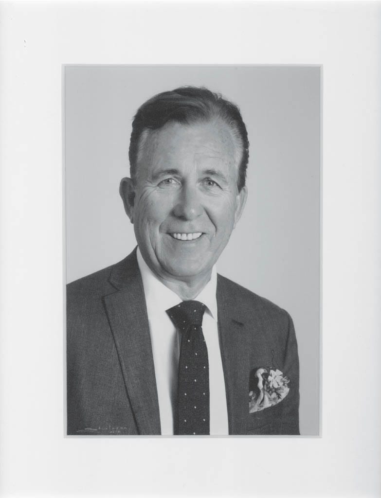 Dress shirt, Smile, Tie, Jaw, Sleeve, Coat, Gesture, Collar, Suit
