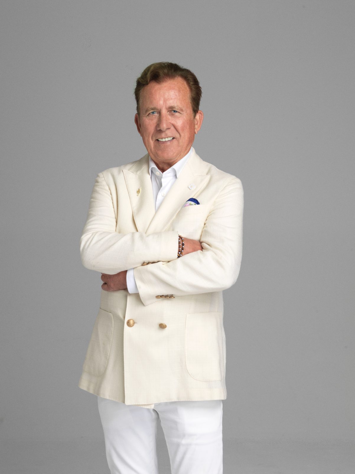 Suit trousers, Dress shirt, Smile, Sleeve, Gesture, Collar