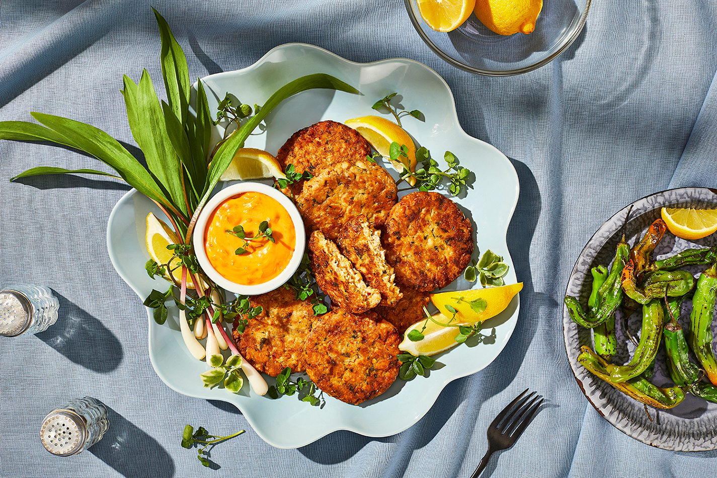 Deep frying, Leaf vegetable, Food, Tableware, Ingredient, Dishware, Plate, Recipe, Cuisine, Fritter
