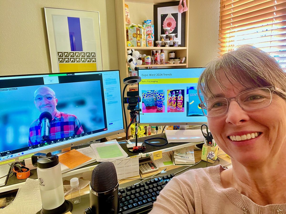 Personal computer, Input device, Smile, Peripheral, Desk, Table