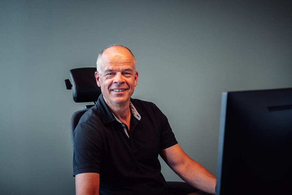Electronic device, Facial expression, Office Equipment, Computer hardware, Smile, Furniture, Sitting, Peripheral
