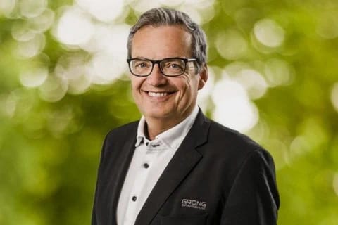 Vision Care, Formal wear, Facial expression, Eyewear, Smile, Glasses, Happiness, Forehead, Collar, Blazer
