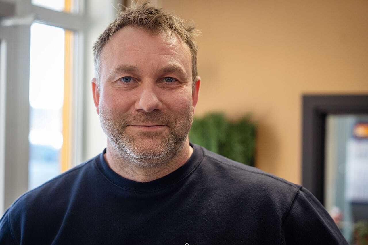 Forehead, Smile, Eyebrow, Beard, Jaw, Sleeve
