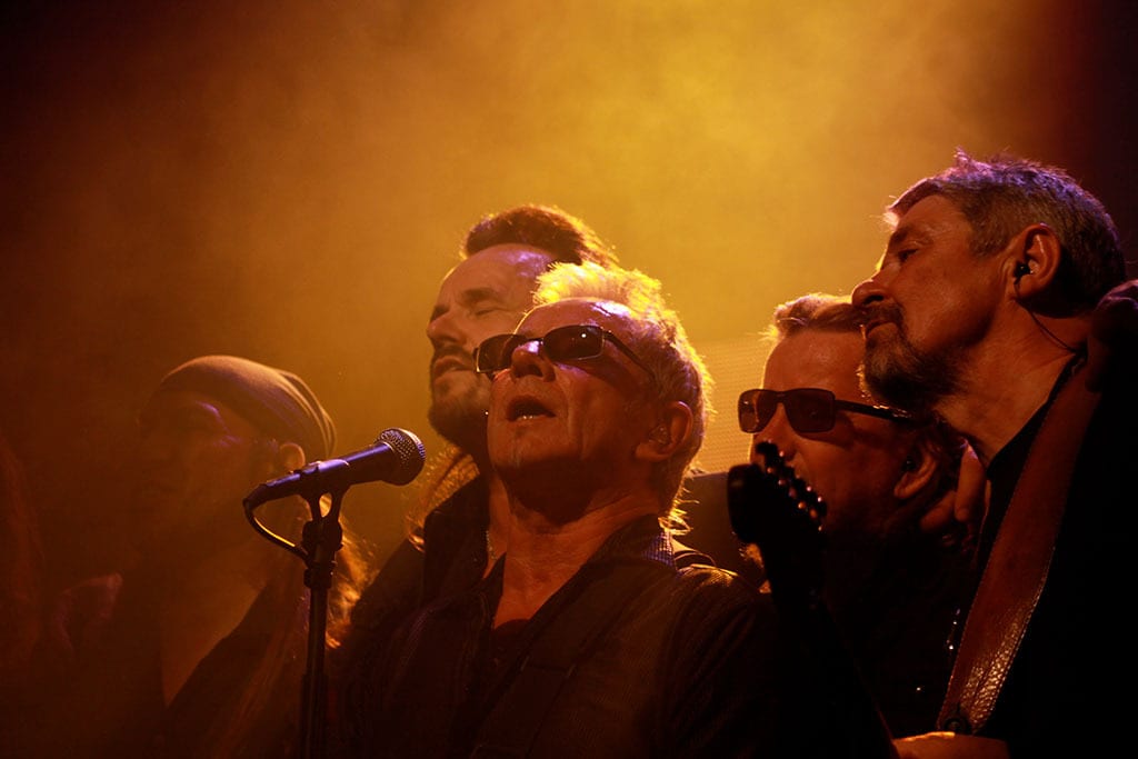 Public address system, Music artist, Performing arts, Microphone, Musician, Sunglasses, Entertainment, Concert