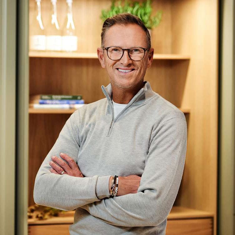 Vision care, Dress shirt, Glasses, Smile, Shoulder, Sleeve, Gesture, Eyewear, Collar