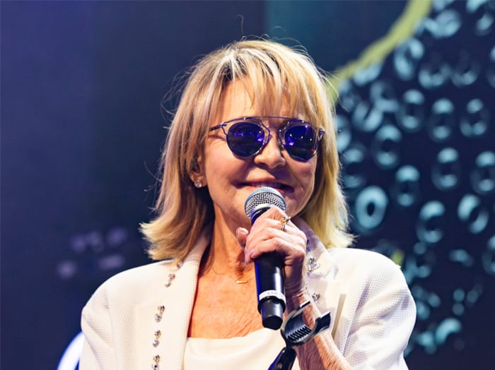 Audio equipment, Electronic device, Performing Arts, Lips, Microphone, Hairstyle, Entertainment, Performance, Jewellery, Singing