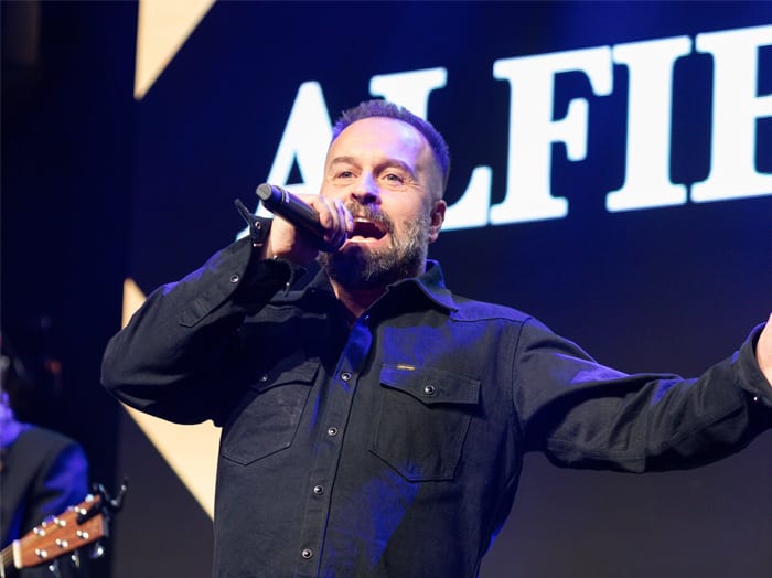 Audio equipment, Electronic device, Performing Arts, Entertainment, Performance, Microphone, Event, Music, Singing, Song