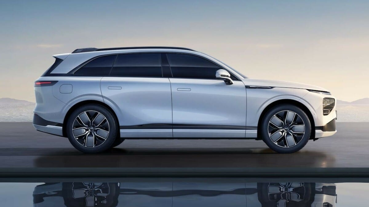 Automotive lighting, Motor vehicle, Alloy wheel, Tire, Car, Sky, Grille