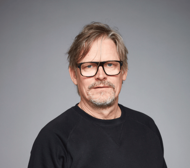 Vision care, Forehead, Glasses, Cheek, Chin, Beard, Eyewear, Jaw, Neck, Sleeve